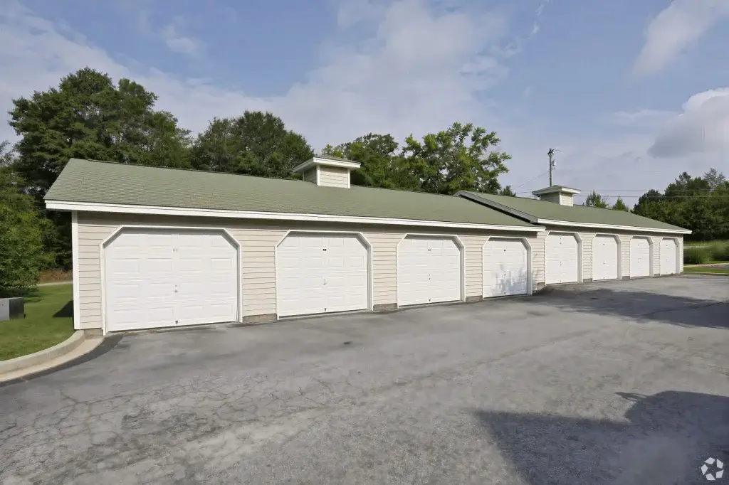 Crescent pointe seneca sc apartments garage 1